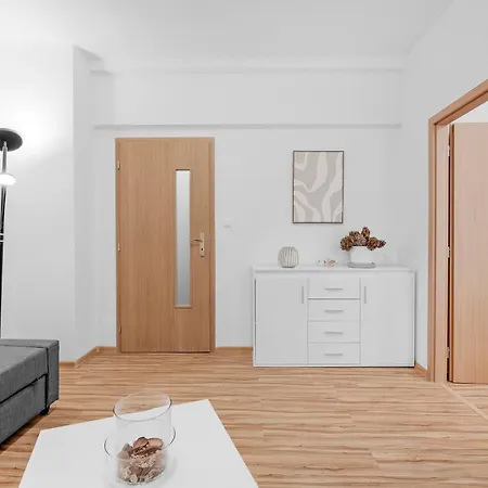 Spacious 3br By Bus Station Nivy Mall With Ac Pressburg