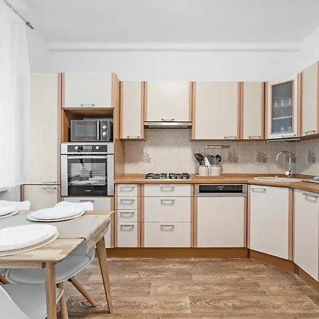 Spacious 3br By Bus Station Nivy Mall With Ac Bratislava