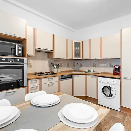 Lejlighed Spacious 3br By Bus Station Nivy Mall With Ac *
